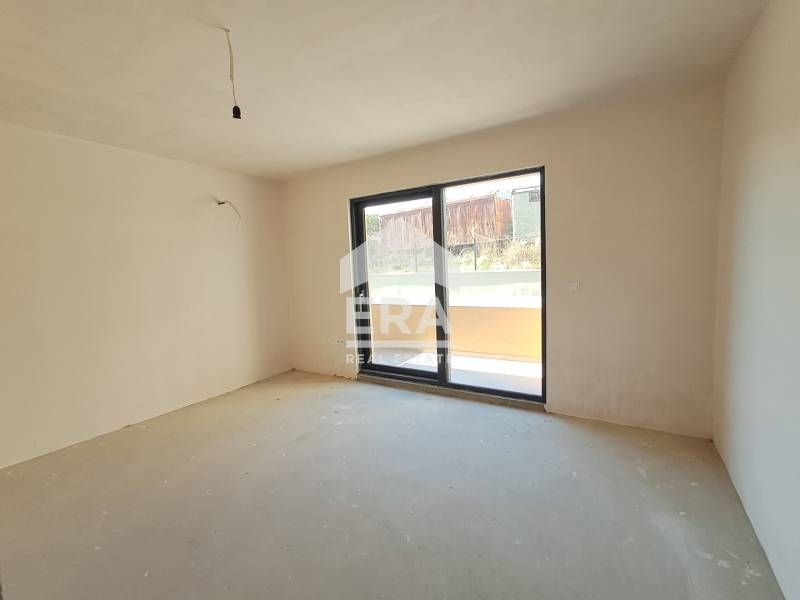 Двустаен апартамент за продажба, с големи стаи и прилежащ двор, в ново