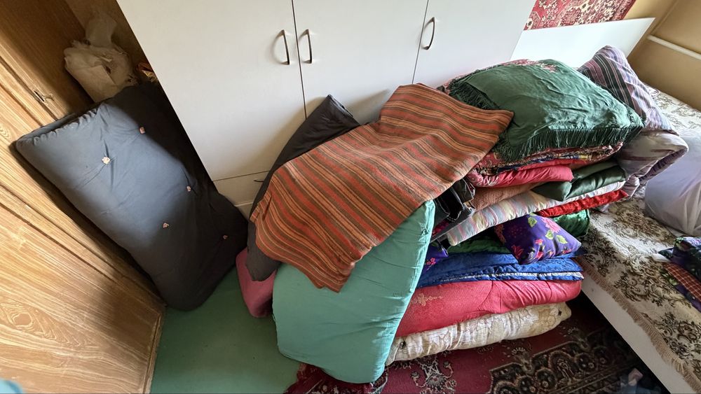 Отдам бесплатно корпешки, одеяла, подушки, пледы