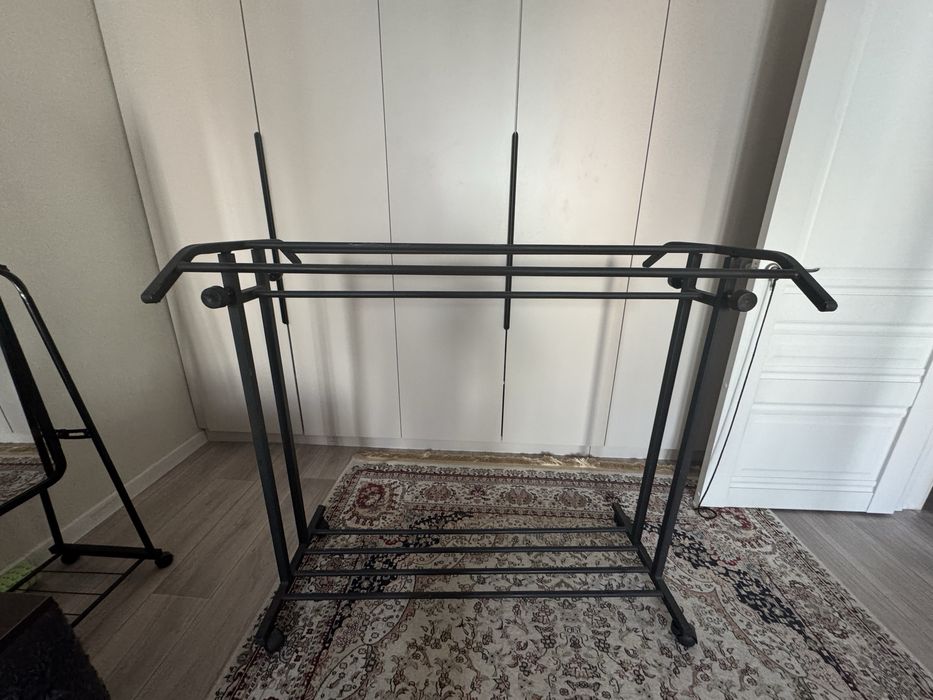 Вешалка б/у в черном цвете