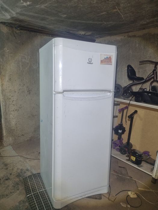 Продам холодильник Indesit