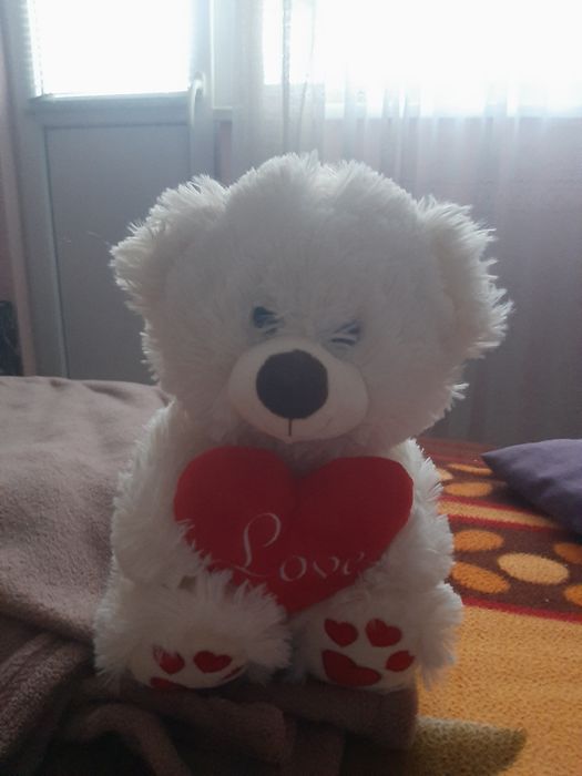 Играчка-бяла плюшена мечка