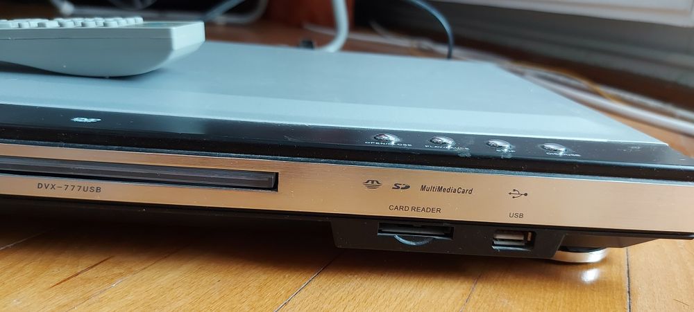 Vând DVD player DVX-777