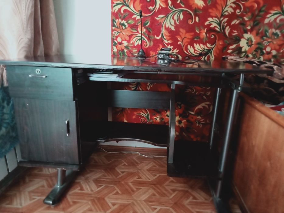 Стол компьютерный, чёрного цвета.