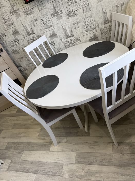 Продам стол со стульями срочно!