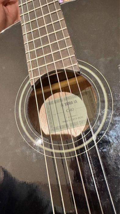 Продам гитару Yamaha C40