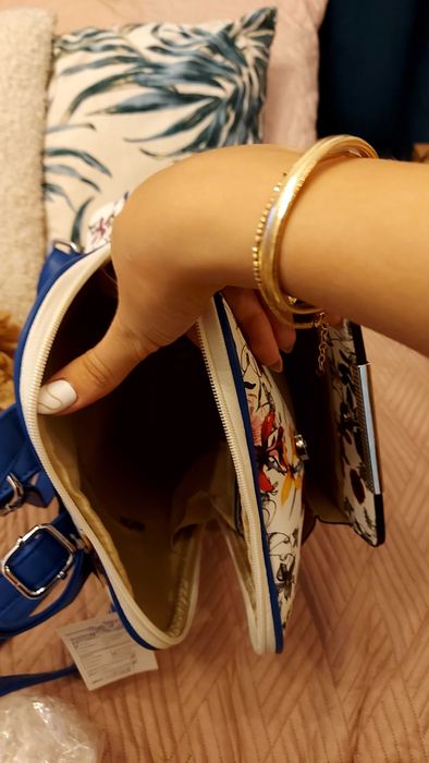 Дамска раница на цветя със сини дръжки