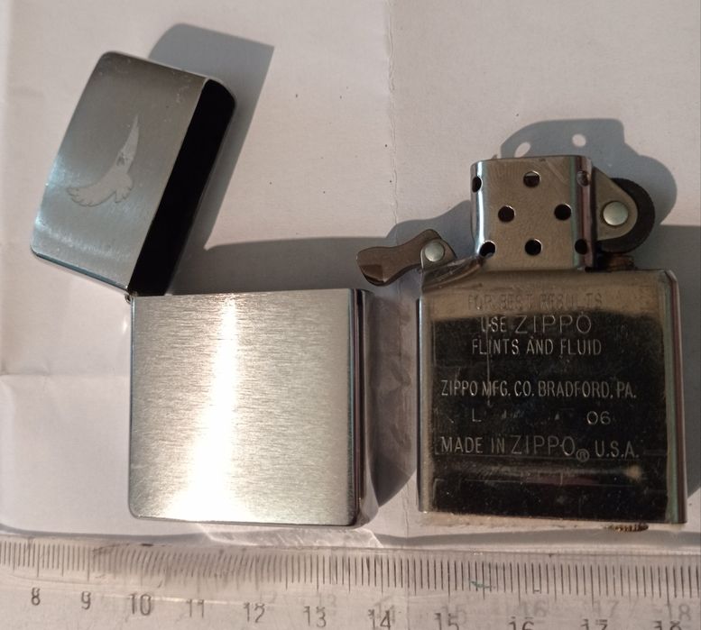 Vând sau schimb 2 brichete Zippo:Playboy 2008/Winston 2007,nefolosite.
