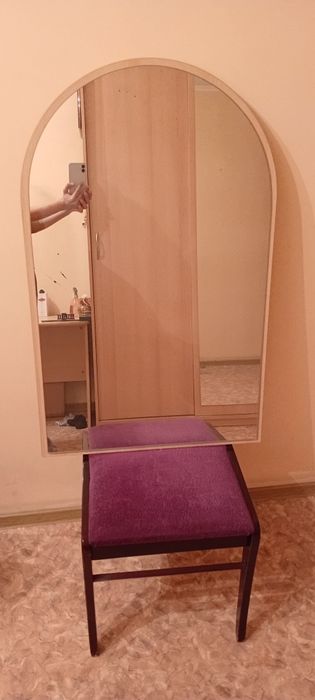 Зеркало большое.