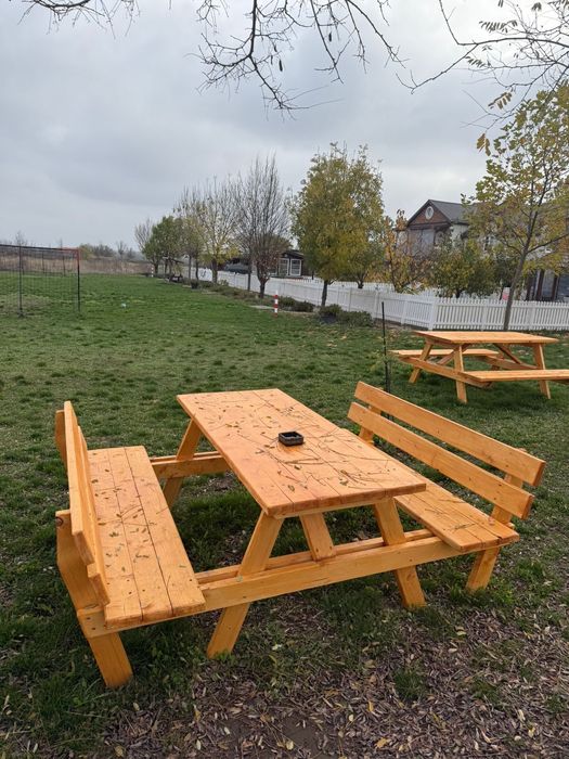 Vând mese din lemn masiv