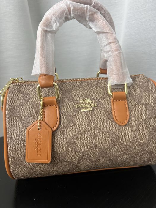 Geanta Coach maro cu imprimeu logo si detalii camel – stare noua