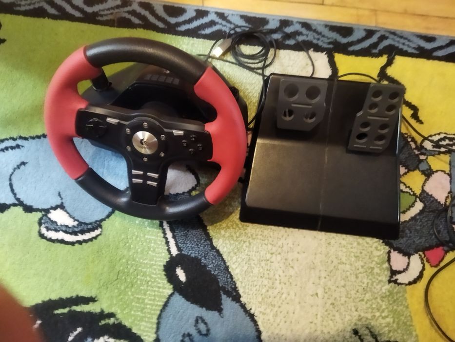 Руль с педалями.