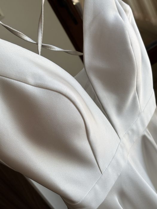 Чисто нова бяла рокля