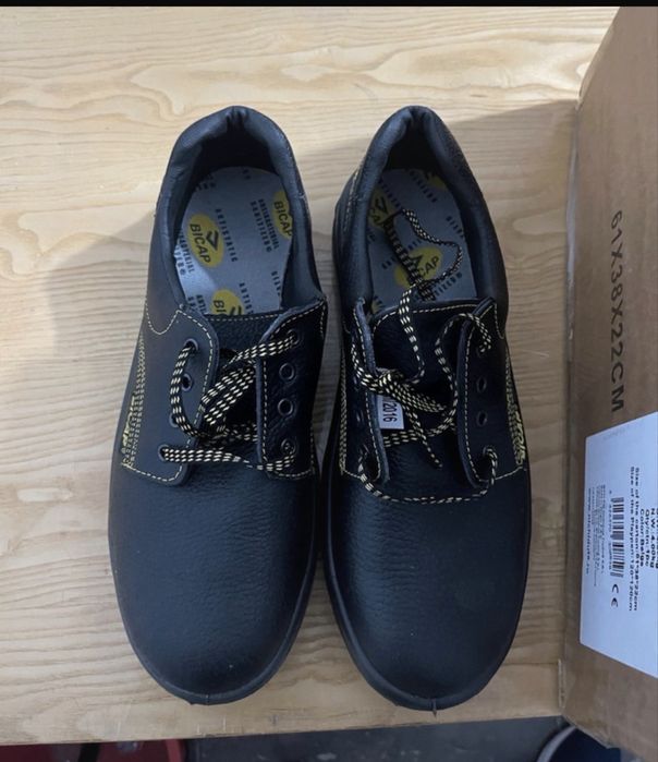 Adidasi cu bombeu de fier 43