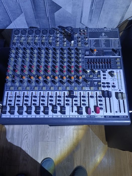Микшерный пульт behringer.