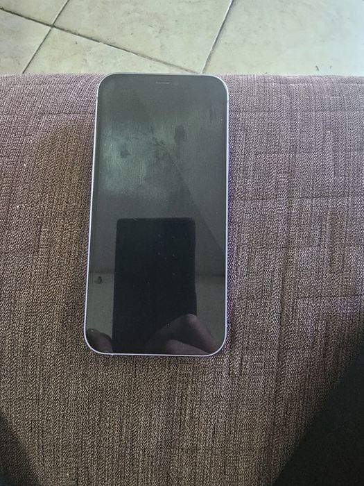 Продавам IPhone 12