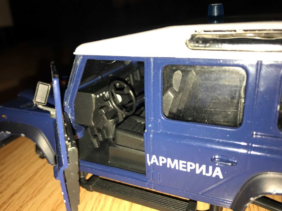 Macheta Land Rover Defender 1 24 Jandarmerija pentru piese proiect