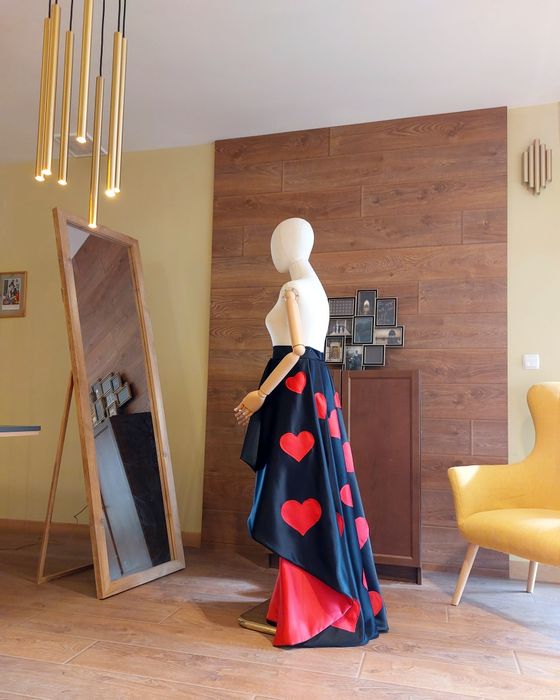 Официална асиметрична пола Черно на червени сърца Матиран сатен Бална