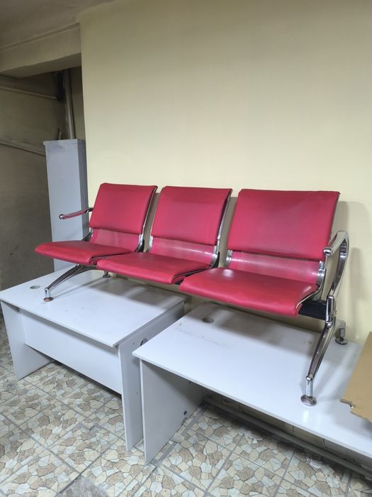 Офисные скамьи красного цвета