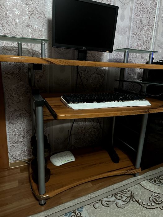 Стол компактный для офиса или дома