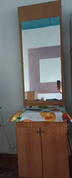 Зеркало с тумбой