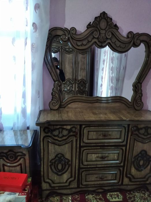 Komplekt mebel sotiladi yangi