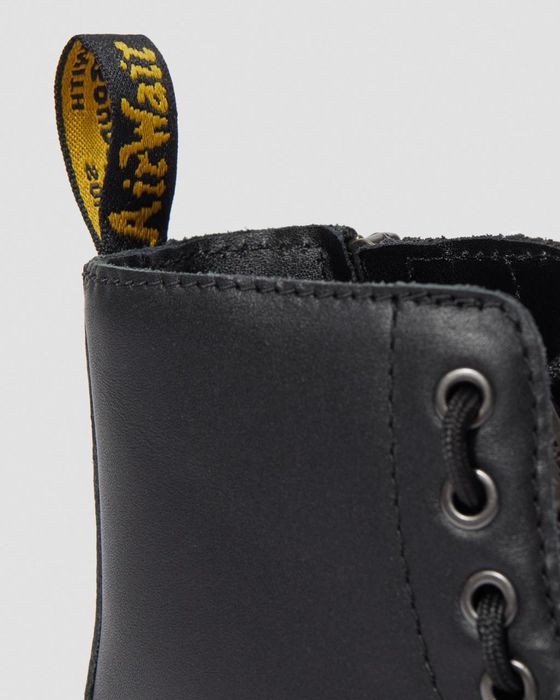 Чисто нови боти Dr. Martens