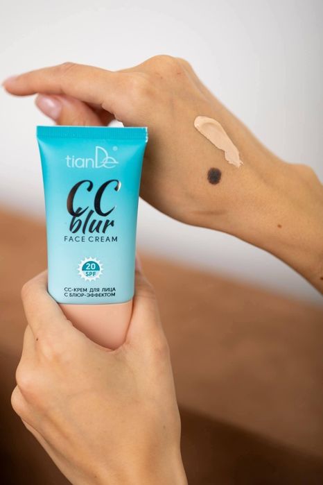 Перфектна кожа за секунди! 

Открий CC крем с блюр ефект SPF 20 от