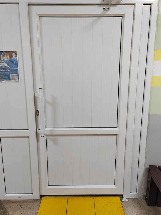 Продаётся пластиковые входные двери!