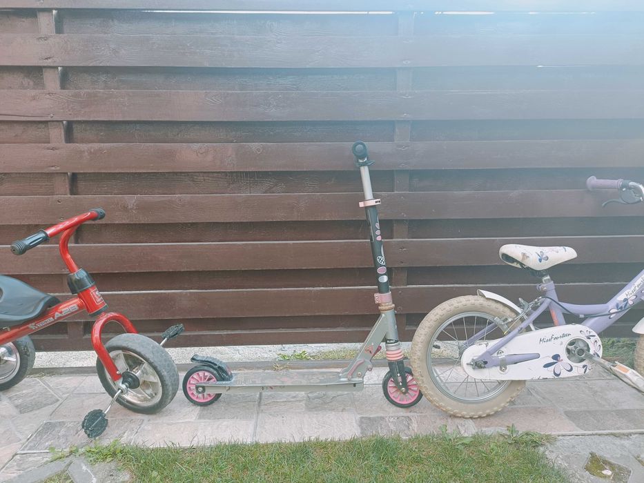 Vând o Vespa electrică, tricicletă, trotinetă și o bicicletă pentru copii cu vârsta cuprinsă între 3 și 6 ani
