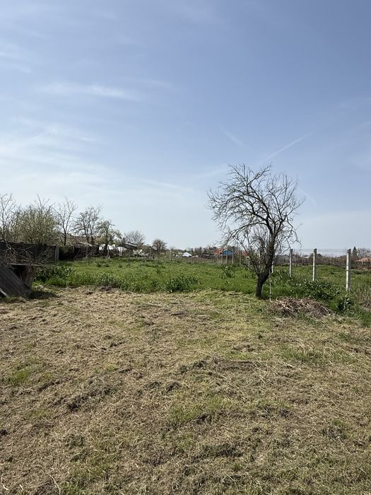 Teren intravilan 1.090mp – 15-20 ml deschidere – toate utilitățile – ideal pentru casă sau investiție. Construcție existentă. La 10 minute de Craiova