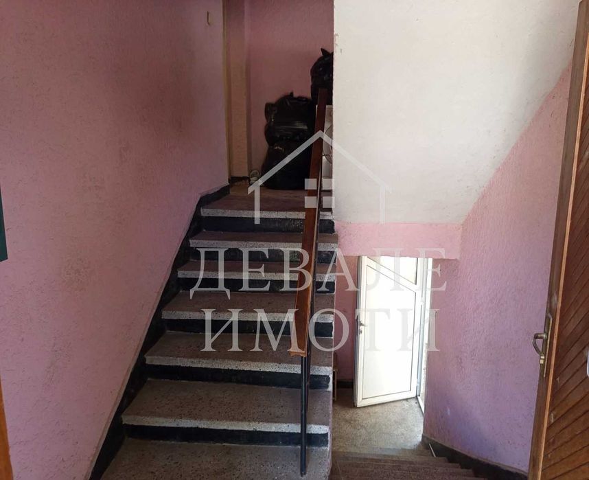 Продава се масивна двуетажна къща в центъра