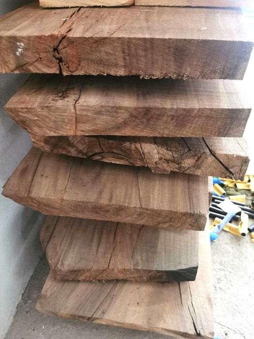 Vând 8 bucăți de scândură de nuc uscată, fiecare cu lungimea de 2,5 m.