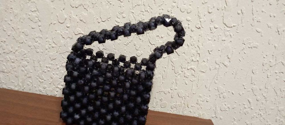 Продаются сумочки из бусинок.  Новые. Ручная работа.