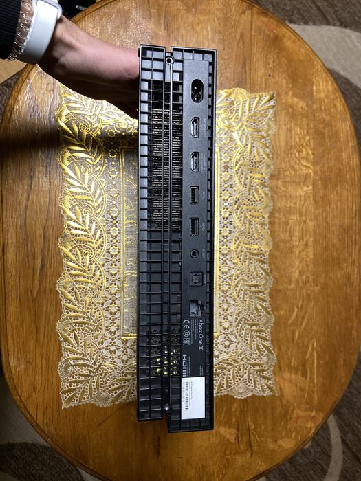 Vând Xbox One X 4k 1TB