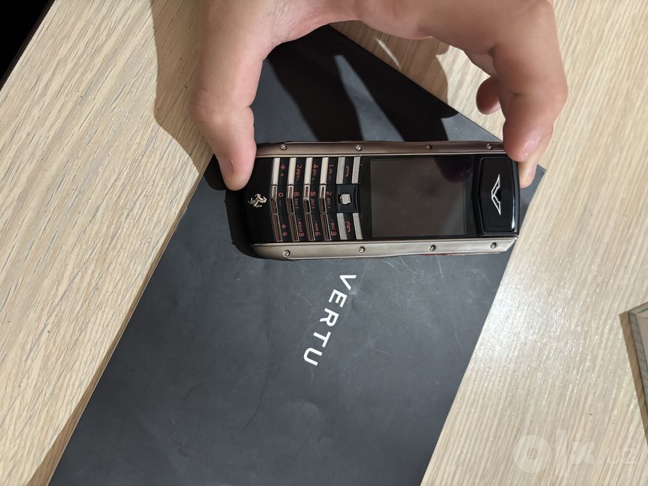 Телефон Vertu б/у колобарация с Ferrari красного цвета