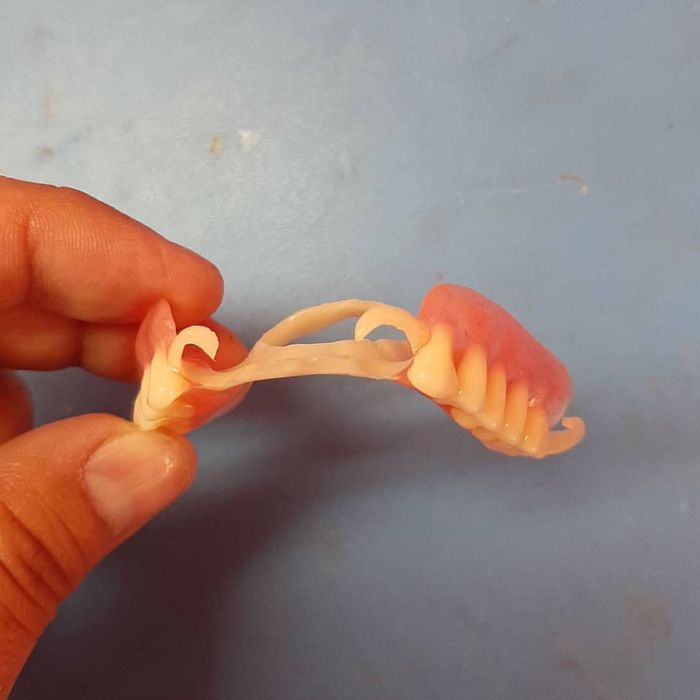 Протез зубной тех