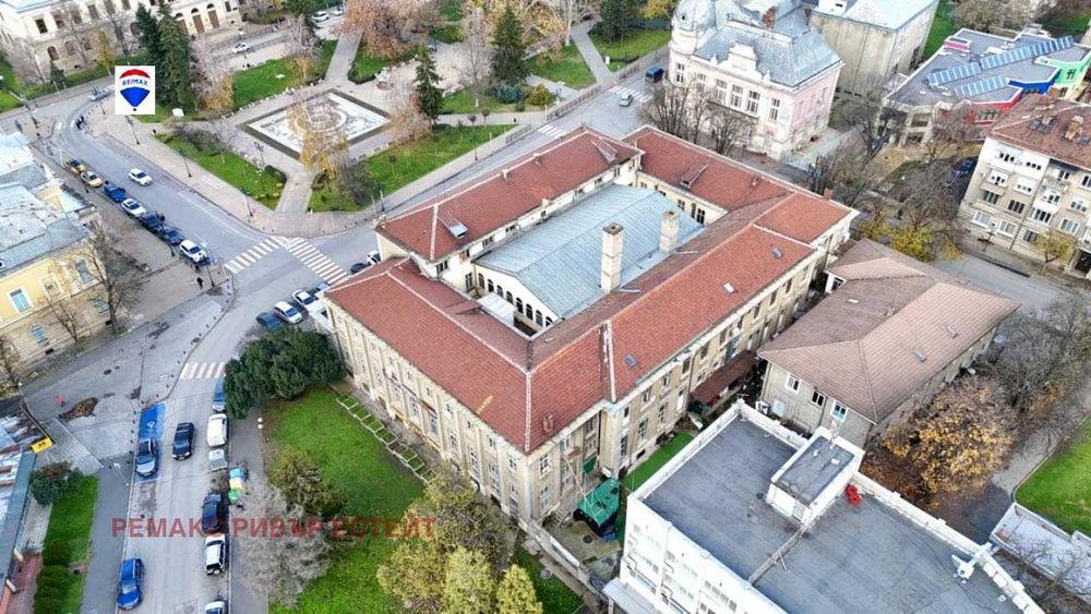 Дава се под наем Офис в Русе, Център - 4000 кв.м за 27929.13 € - Снимка #9