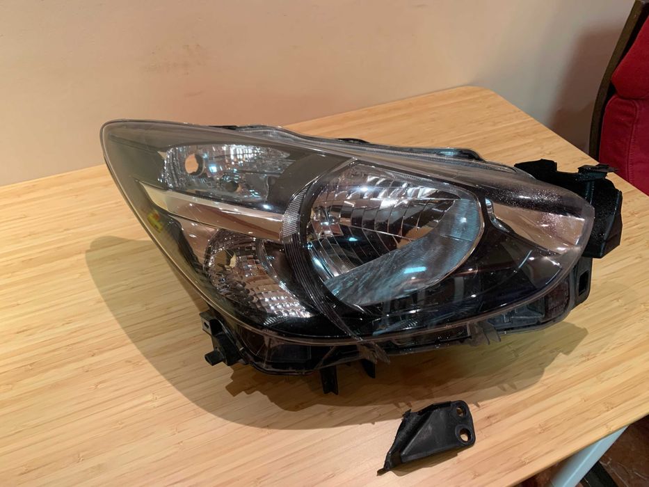 Фар Мазда 2 2018 г.