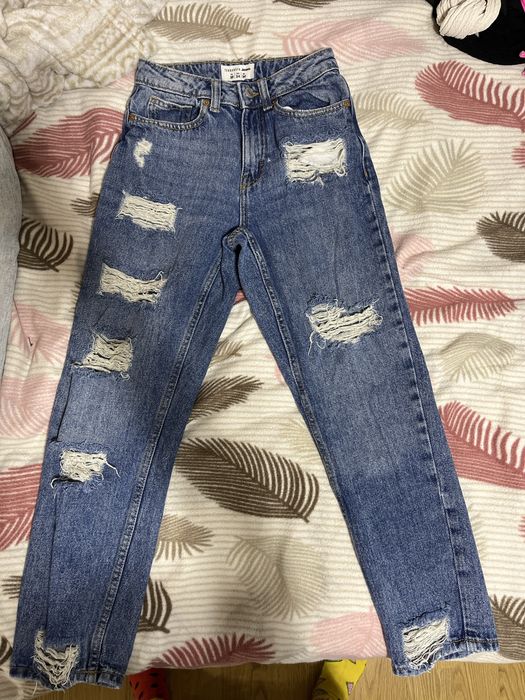 Продавам дънки.