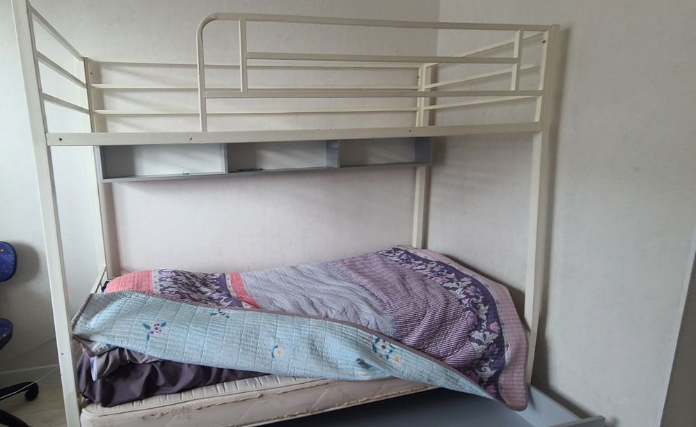 Двухъярусная кровать с нижней полкой