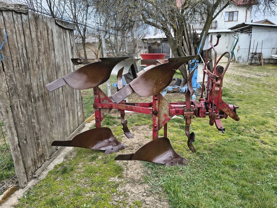 Plug reversibil cu două brazde