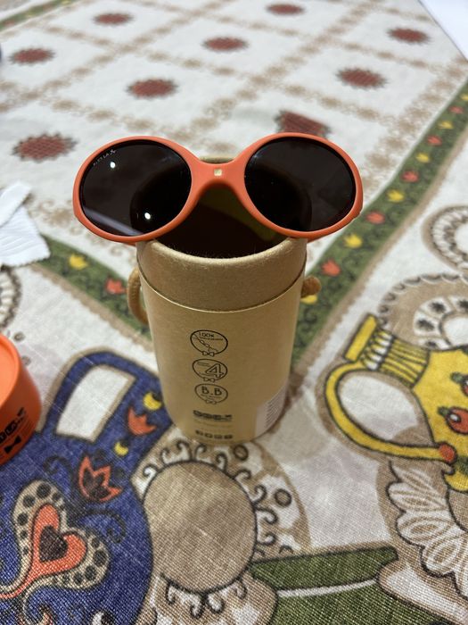 Продавам слънчеви очила за малка госпожица