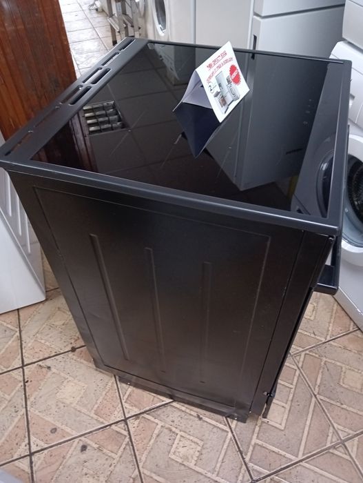 Чисто нова черна печка  с индукционни котлони  с две години Гаранция!