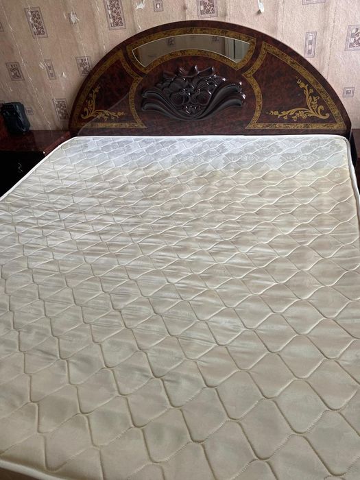 Продам двухспальную кровать.