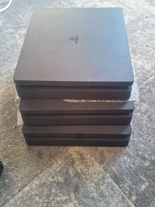 Vând 3 PlayStation 4 Slim – Versiune Modabilă