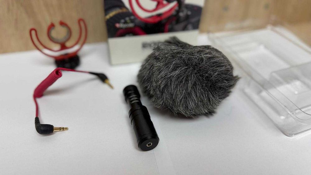 Canon EOS 250D + (18–55mm & EF-S 24mm) + microfon RODE VideoMicro