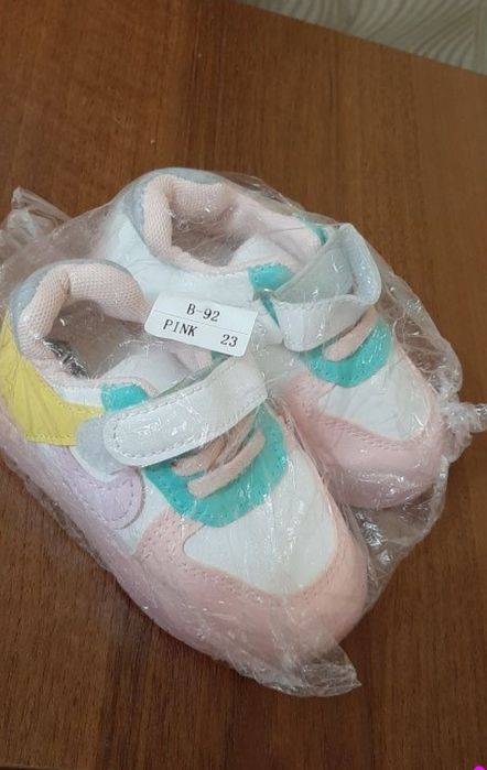 Продам кроссовки на девочку