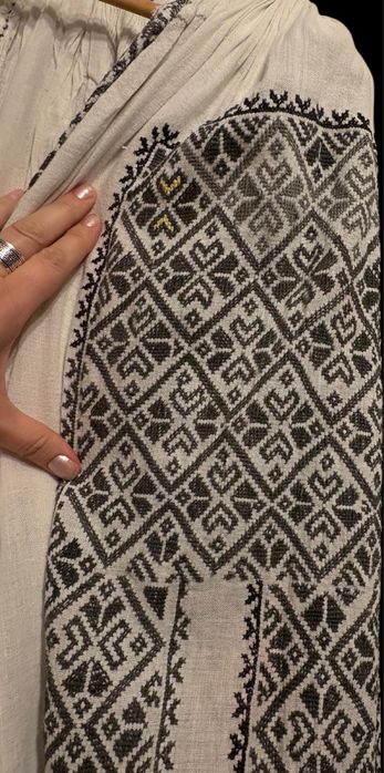 Ie foarte veche brodata manual