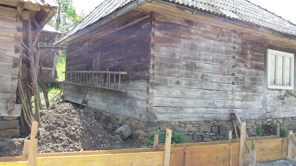 Casă și grajd din lemn de stejar de vânzare