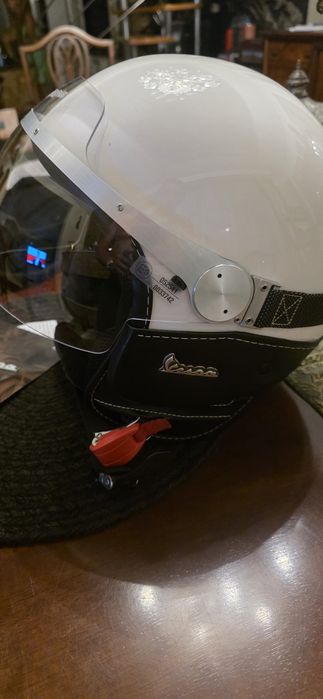 Ofer spre vanzare casca pt motociclisti Vespa Grandturismo